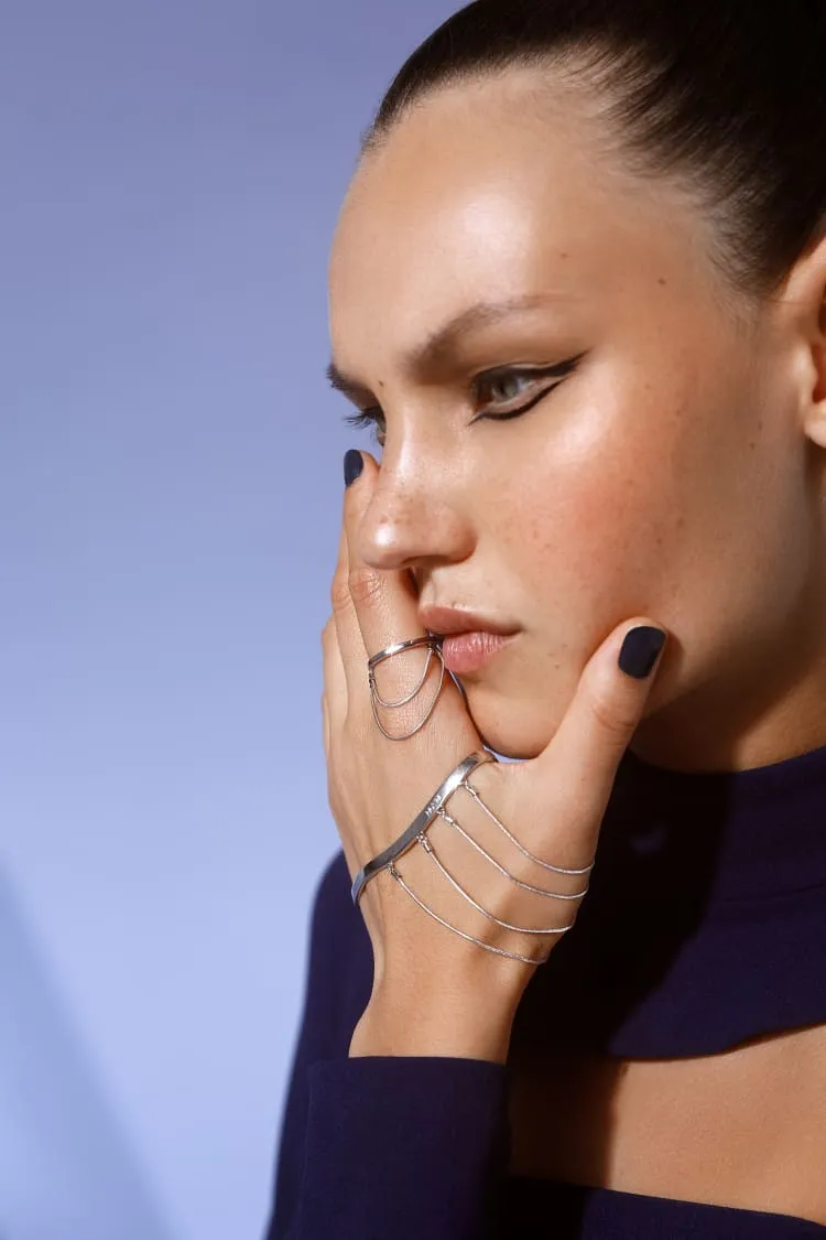 Hand chains in silver